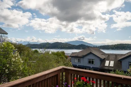 514 S Fletcher Road, Gibsons, BC, Gibsons — Single Family Residence for sale