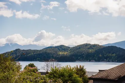 514 S Fletcher Road, Gibsons, BC, Gibsons — Single Family Residence for sale