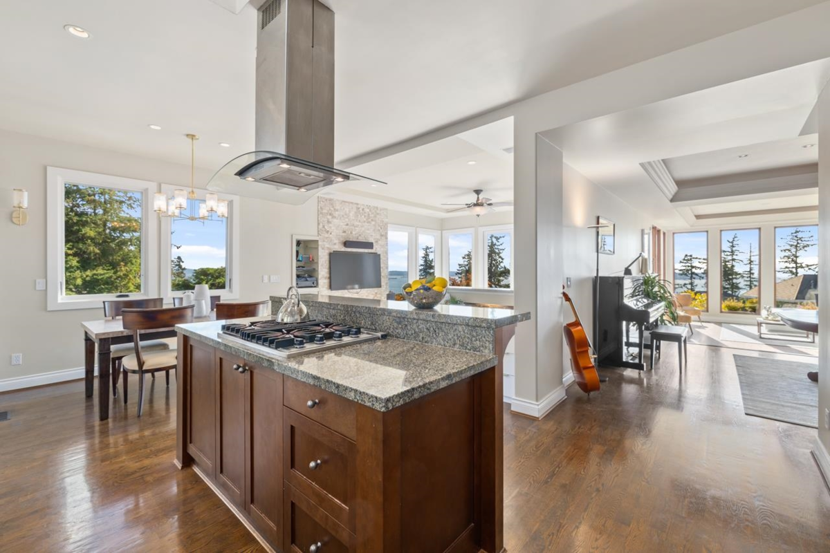 Breakfast Nook Photo of 5401 West Vista Court, West Vancouver, BC
