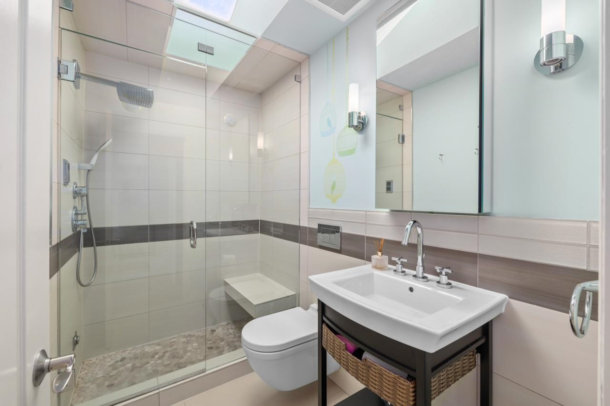 Front Yard Photo of 5401 West Vista Court, West Vancouver, BC