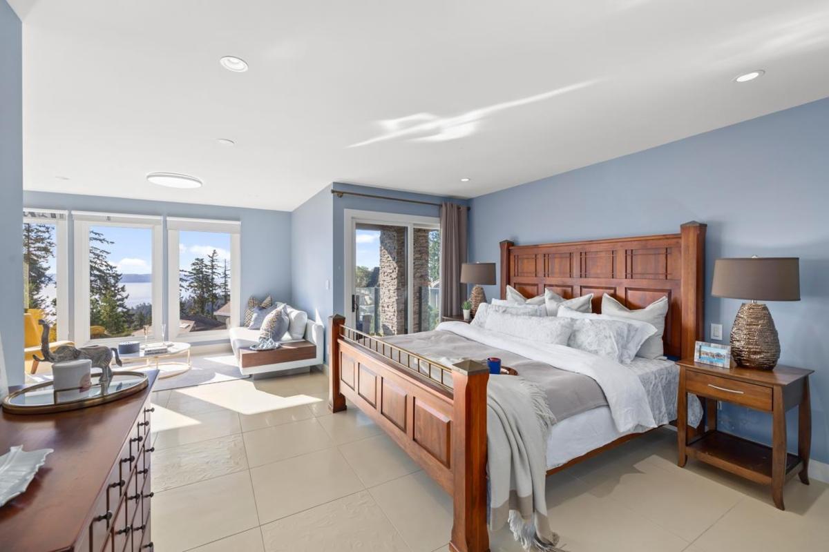 Guest Bathroom Photo of 5401 West Vista Court, West Vancouver, BC