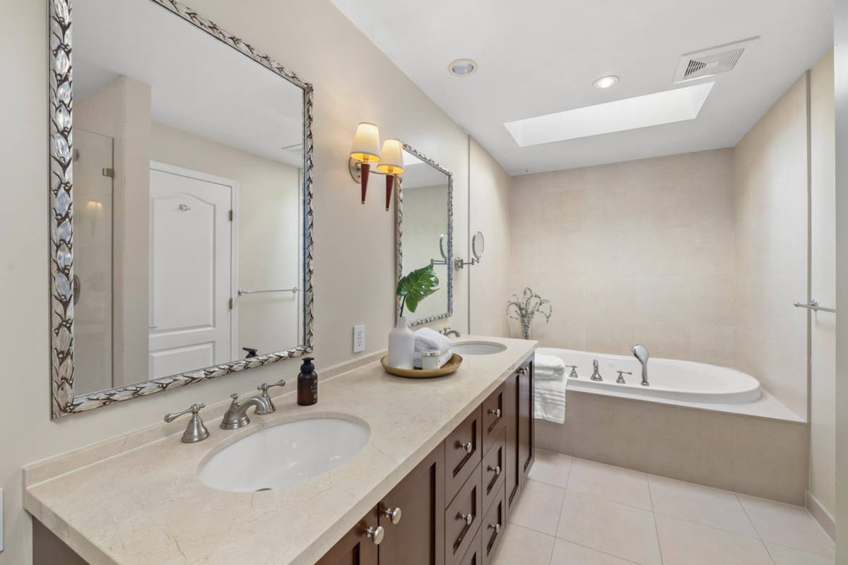 Hallway Photo of 5401 West Vista Court, West Vancouver, BC