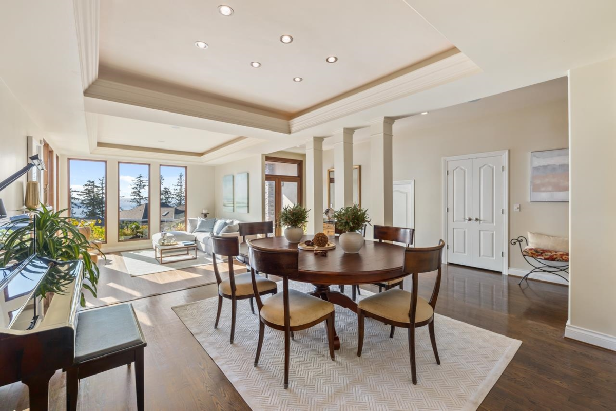 Kitchen Island Photo of 5401 West Vista Court, West Vancouver, BC