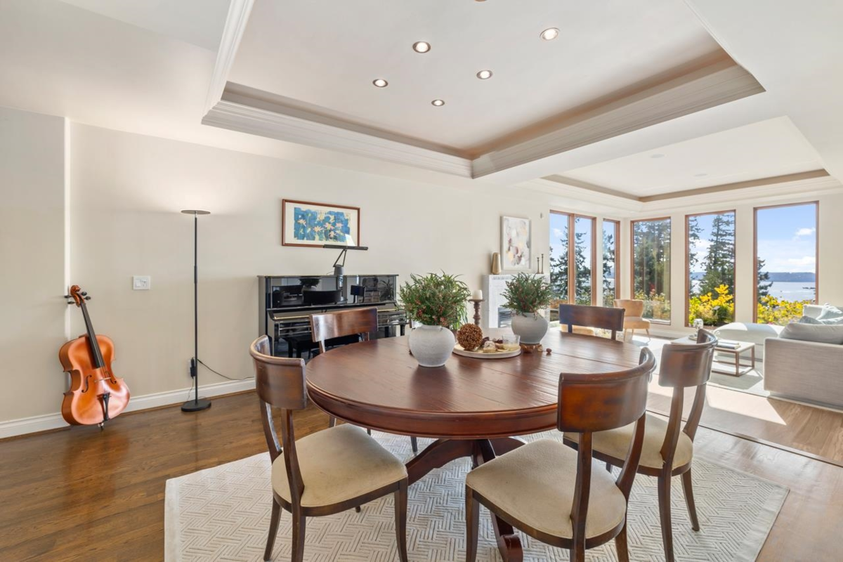 Kitchen Photo of 5401 West Vista Court, West Vancouver, BC