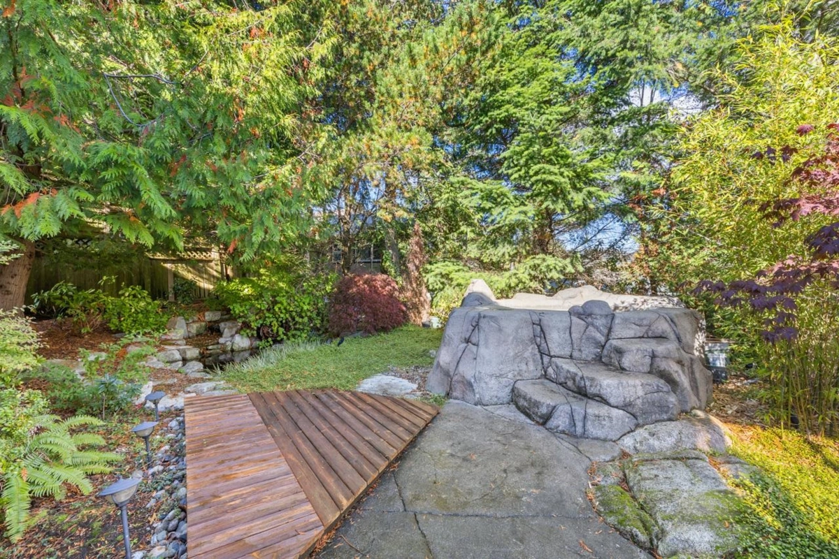Outdoor Kitchen Photo of 5401 West Vista Court, West Vancouver, BC