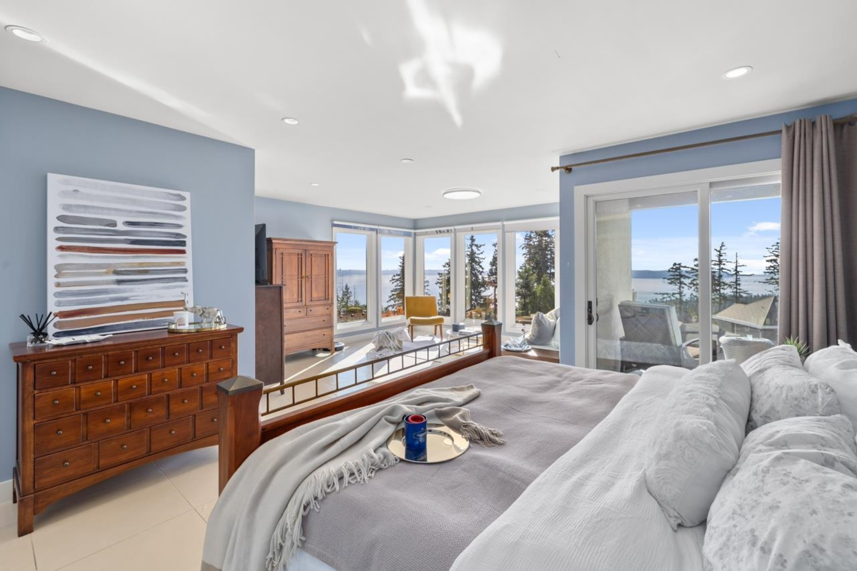 Powder Room Photo of 5401 West Vista Court, West Vancouver, BC