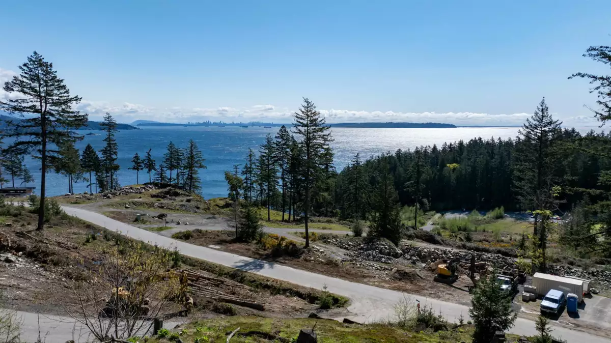 Walk-In Closet Photo of 814 Mcintosh Lane, Bowen Island, BC
