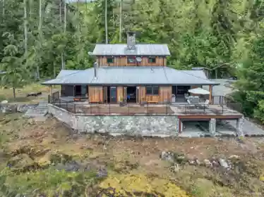 Family Room Photo of 15781 East Egmont Shoreline, Egmont, BC