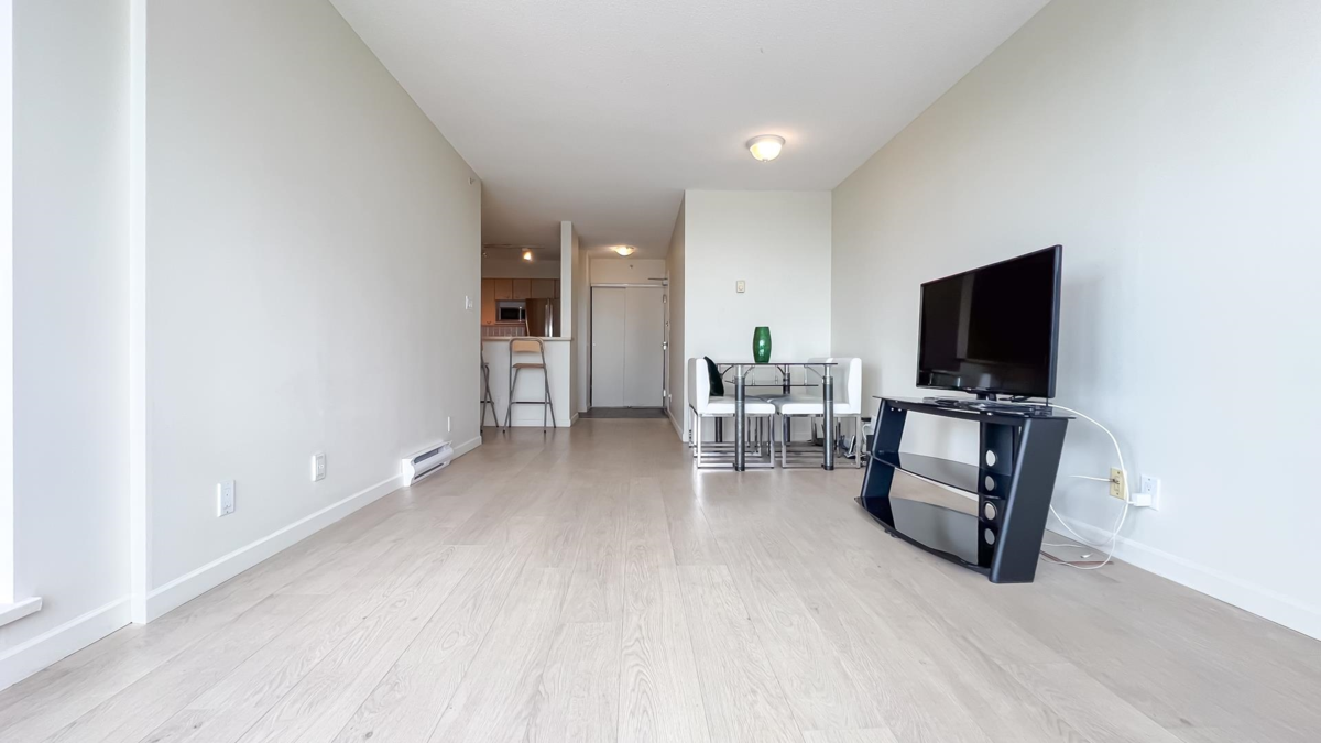 Kitchen Island Photo of 1305 8180 Granville Avenue, Richmond, BC