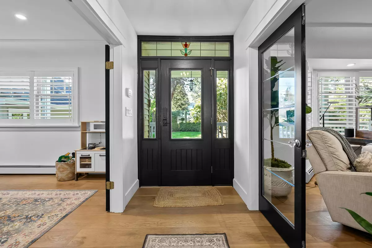 Dining Area Photo of 13892 Marine Drive, White Rock, BC