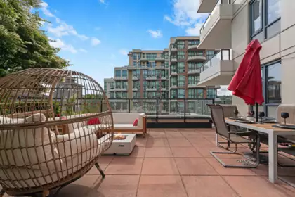 405 1 Renaissance Square, New Westminster, BC, New Westminster — Apartment/Condo for sale