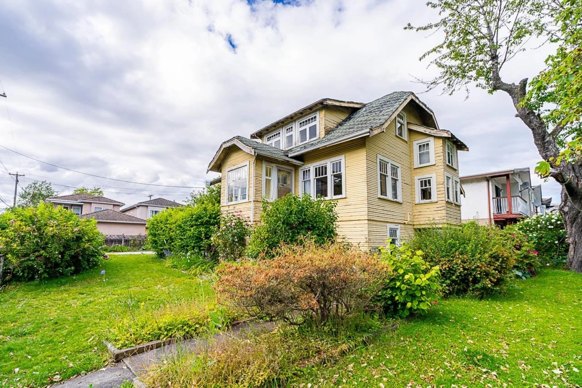 Dining Area Photo of 7386 Humphries Avenue, Burnaby, BC