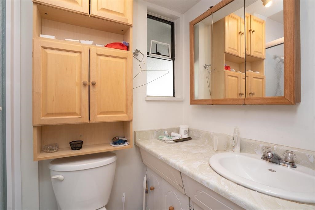 Basement Recreation Room Photo of 8980 146a Street, Surrey, BC