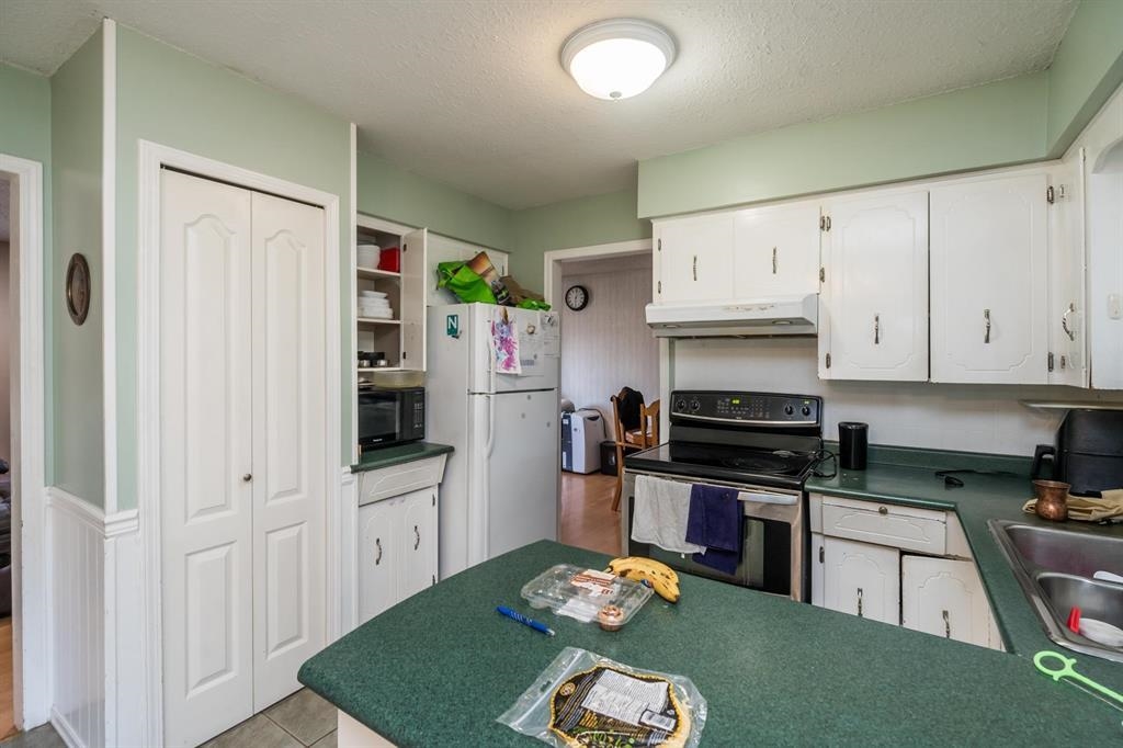 Staircase Photo of 8980 146a Street, Surrey, BC