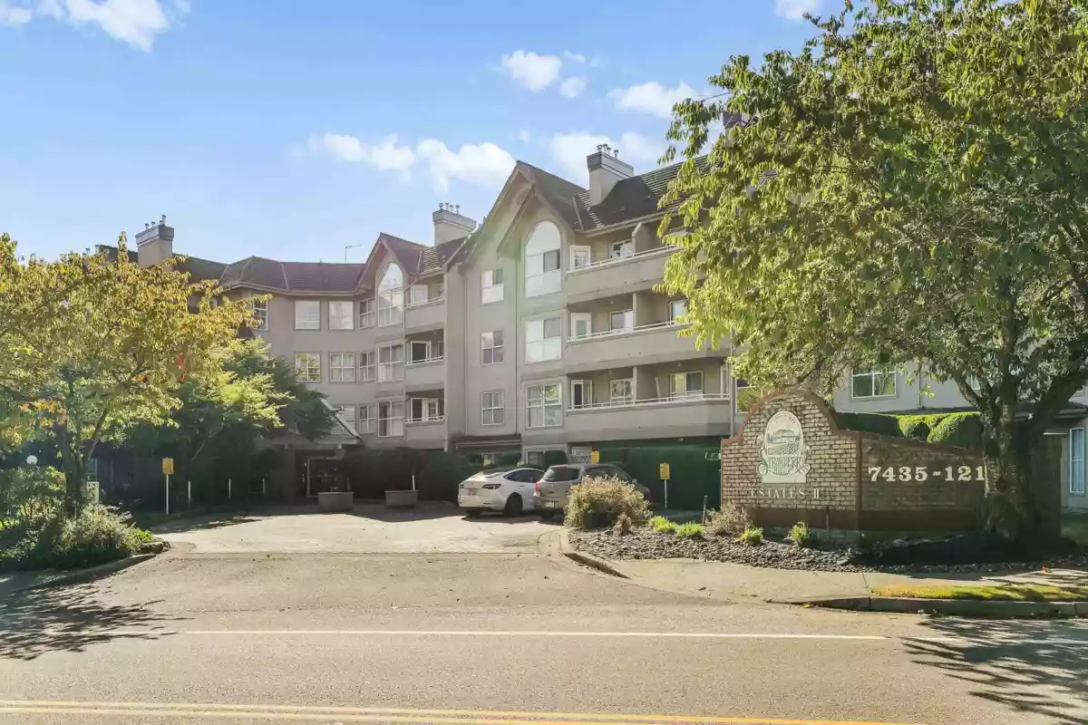 Entry Foyer Photo of 408 7435 121a Street, Surrey, BC