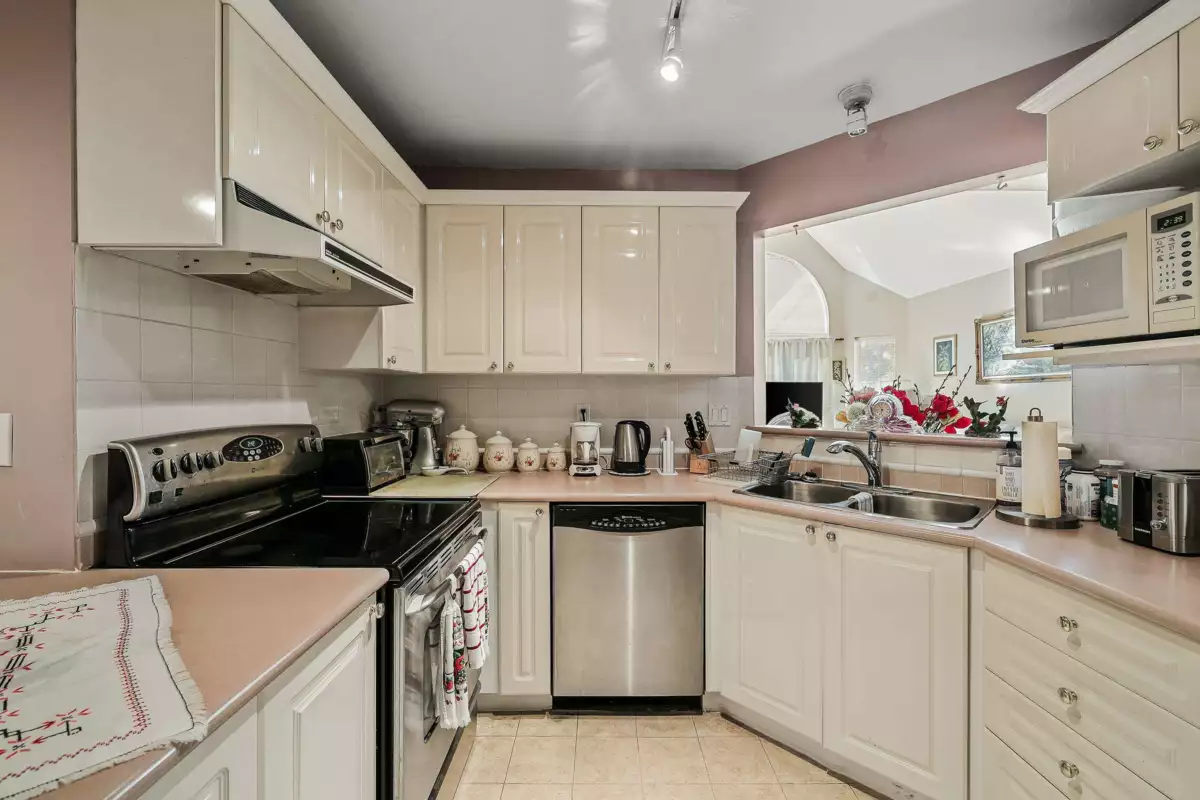 Primary Bathroom Photo of 408 7435 121a Street, Surrey, BC