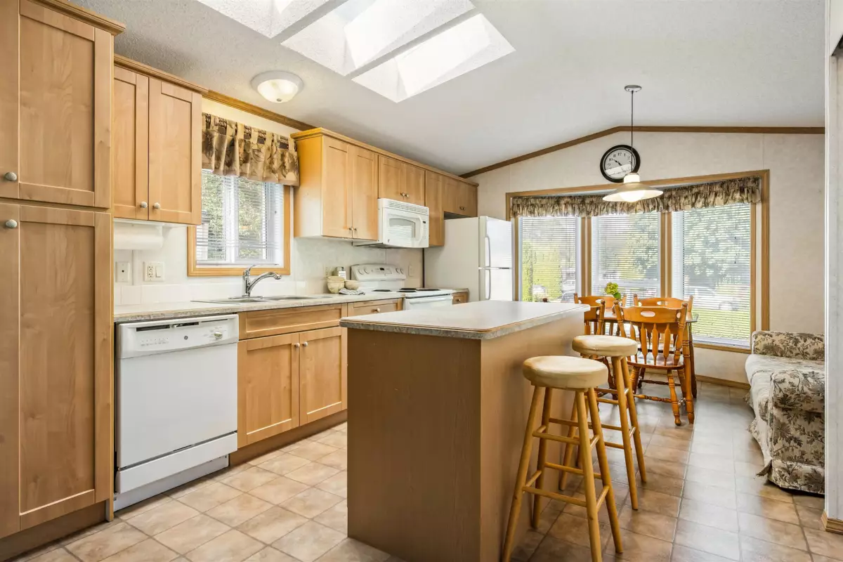 Primary Bedroom Photo of 27 46484 Chilliwack Lake Road, Chilliwack, BC