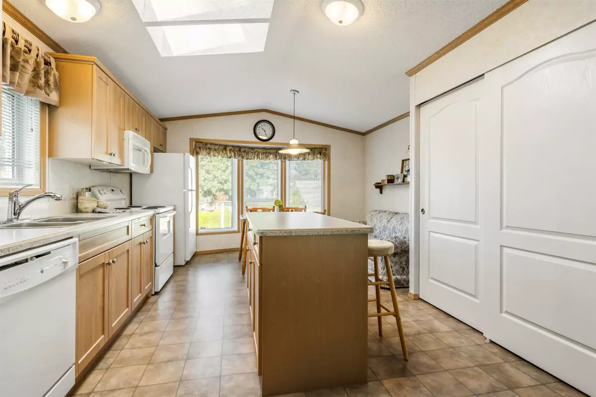 Walk-In Closet Photo of 27 46484 Chilliwack Lake Road, Chilliwack, BC