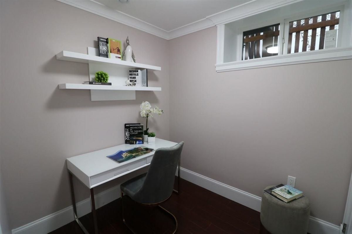 Powder Room Photo of 3101 E 46th Avenue, Vancouver, BC