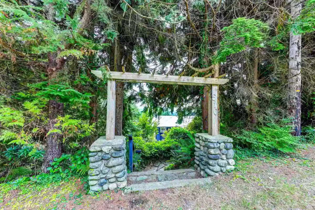 Kitchen Island Photo of 510 St. Andrews Road, West Vancouver, BC