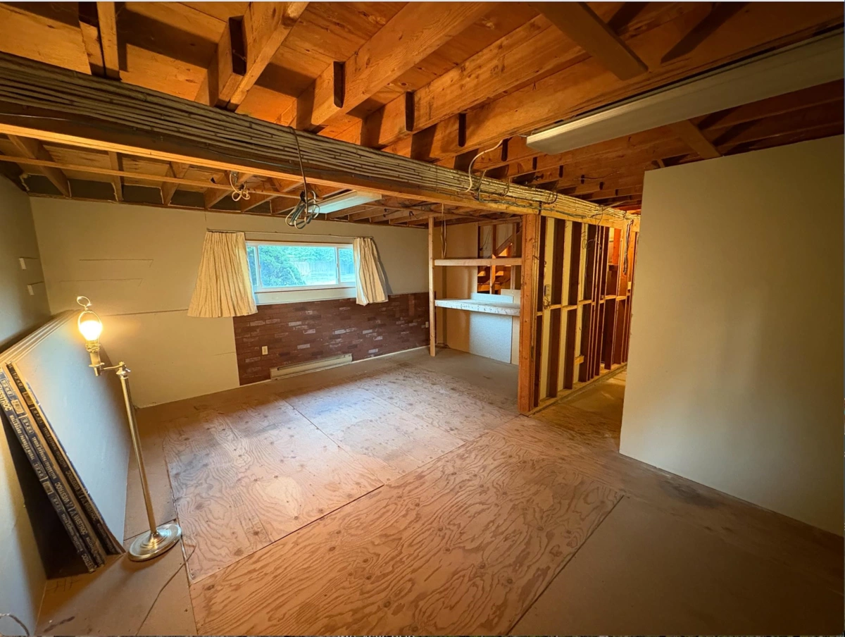 Garage Interior Photo of 32174 Sandpiper Place, Mission, BC