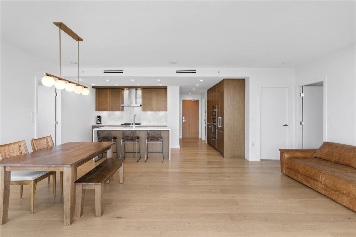 Family Room Photo of 604 1439 George Street, White Rock, BC