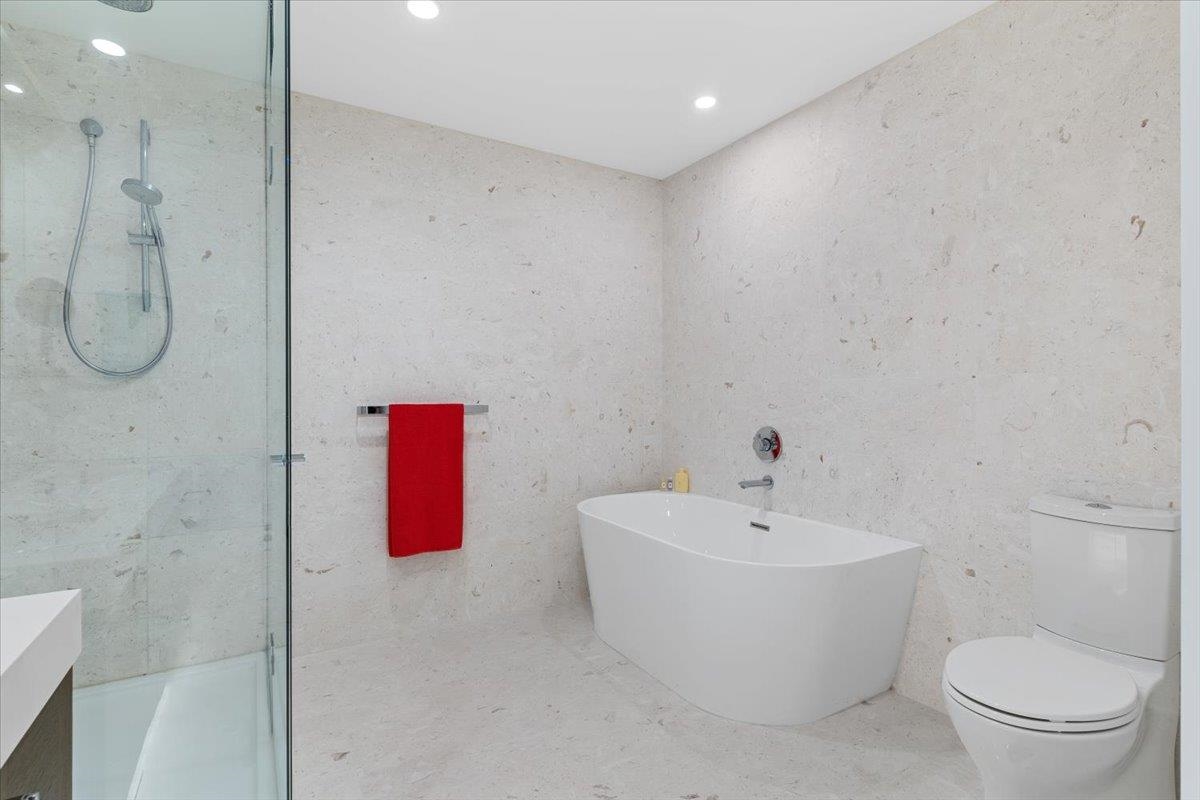 Guest Bathroom Photo of 604 1439 George Street, White Rock, BC