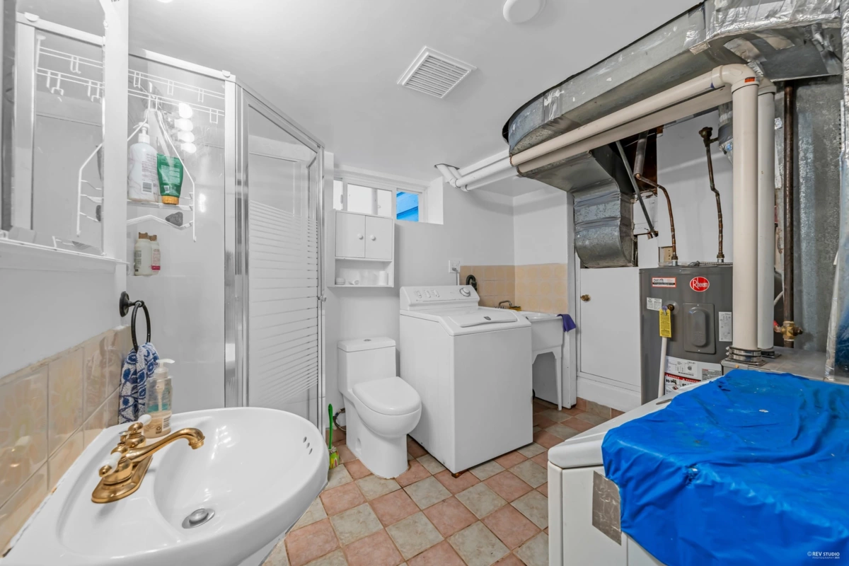 Backyard Photo of 410 Hadden Drive, West Vancouver, BC