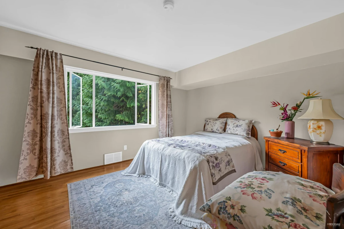 Guest Bathroom Photo of 410 Hadden Drive, West Vancouver, BC
