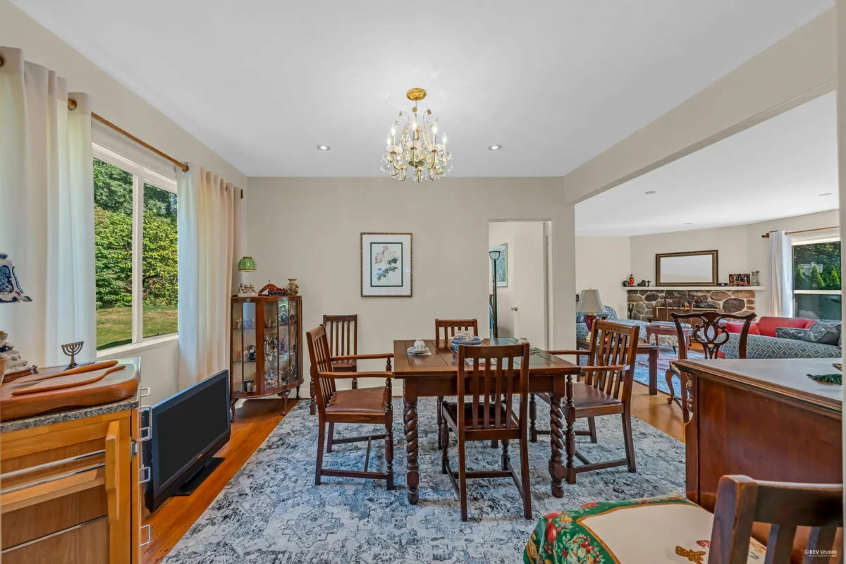 Kitchen Island Photo of 410 Hadden Drive, West Vancouver, BC