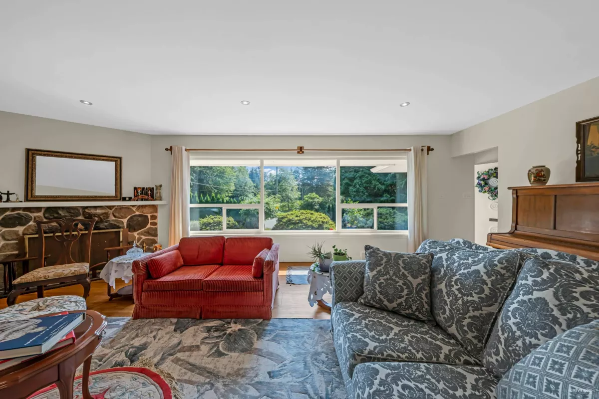 Kitchen Photo of 410 Hadden Drive, West Vancouver, BC