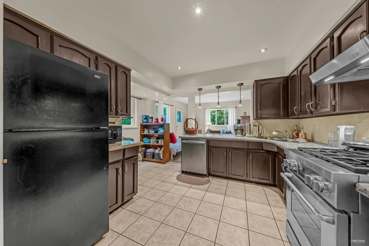 Walk-In Closet Photo of 410 Hadden Drive, West Vancouver, BC