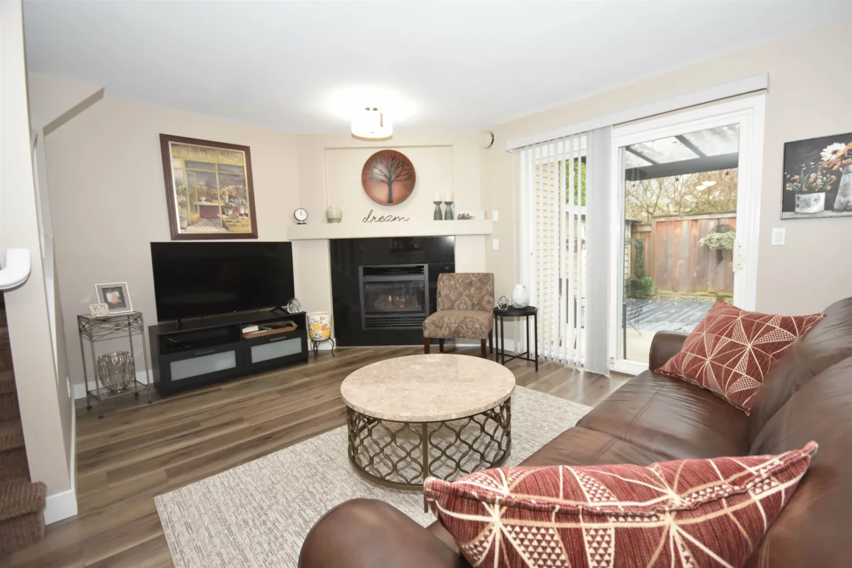 Entry Foyer Photo of 11 4748 54a Street, Delta, BC