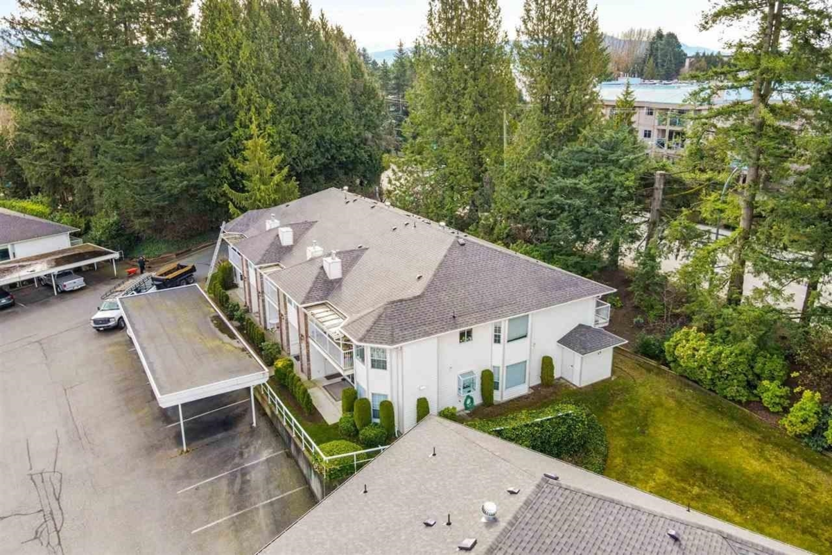 Front Yard Photo of 39 33123 George Ferguson Way, Abbotsford, BC