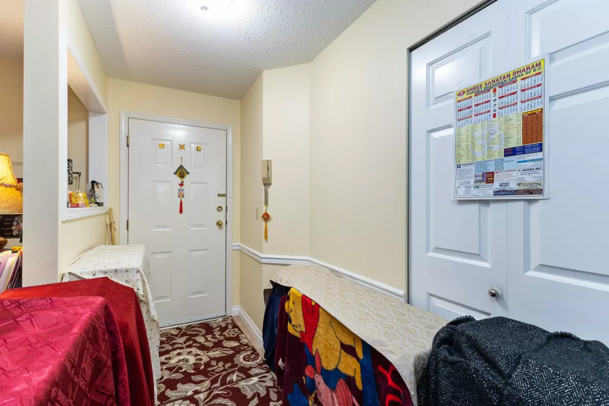 Mudroom Photo of 39 33123 George Ferguson Way, Abbotsford, BC