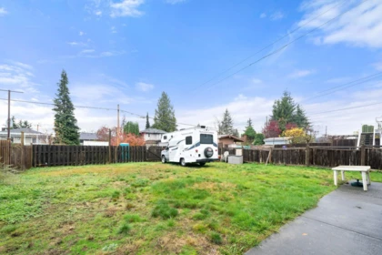Garden / Landscaping Photo of 741 E 14th Street, North Vancouver, BC