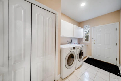 Hot Tub / Spa Photo of 10320 Scotsdale Avenue, Richmond, BC