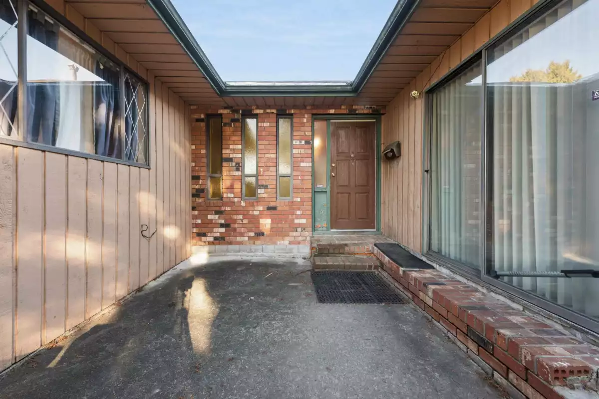 Kitchen Island Photo of 10331 Finlayson Drive, Richmond, BC