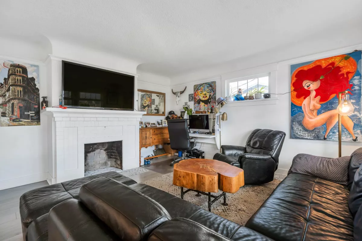 Kitchen Island Photo of 125 N Gilmore Avenue, Burnaby, BC