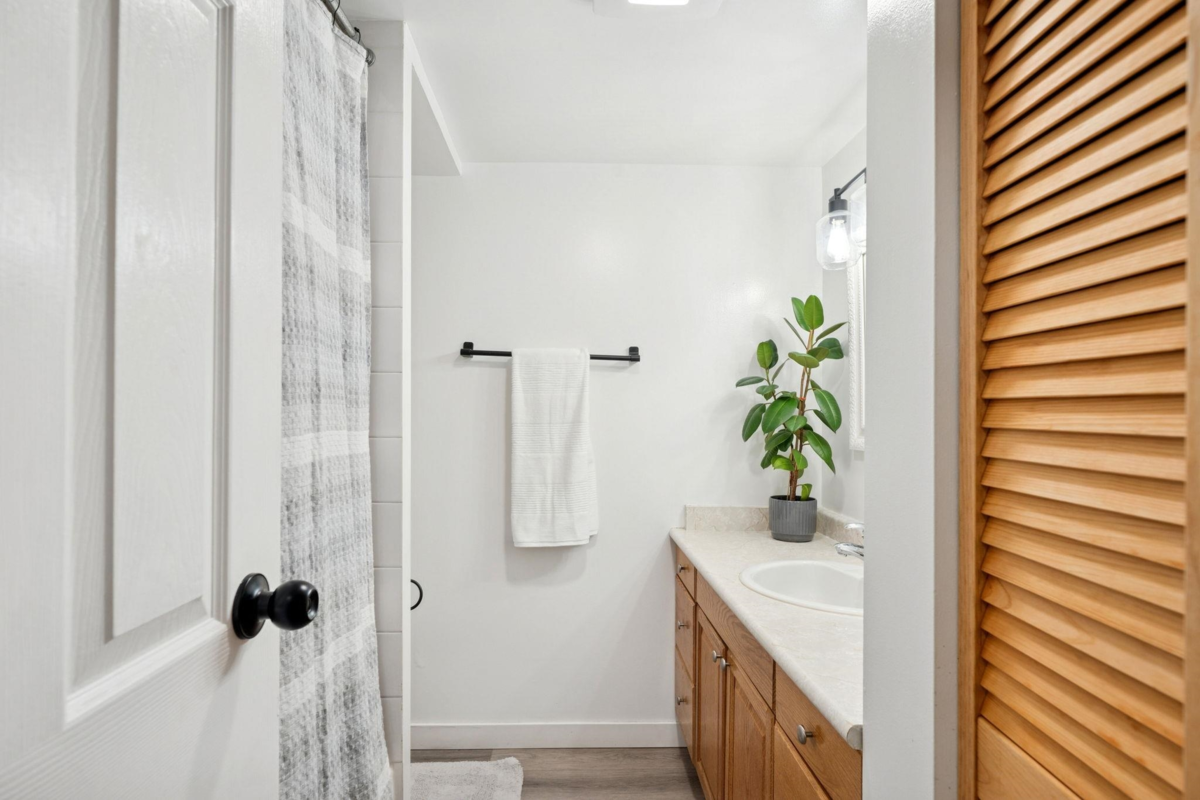 Guest Bathroom Photo of 208 707 Hamilton Street, New Westminster, BC