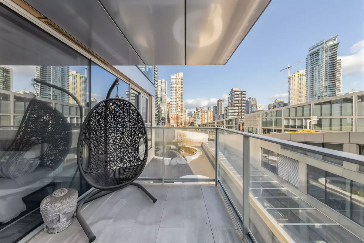 Walk-In Closet Photo of 1001 1480 Howe Street, Vancouver, BC