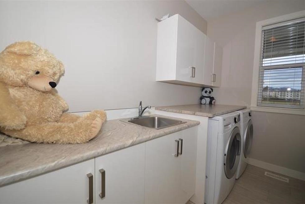Kitchen Island Photo of 45594 Meadowbrook Drive, Chilliwack, BC