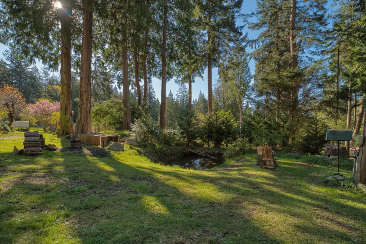 Breakfast Nook Photo of 1106 A & B Gladwin Trail Road, Roberts Creek, BC