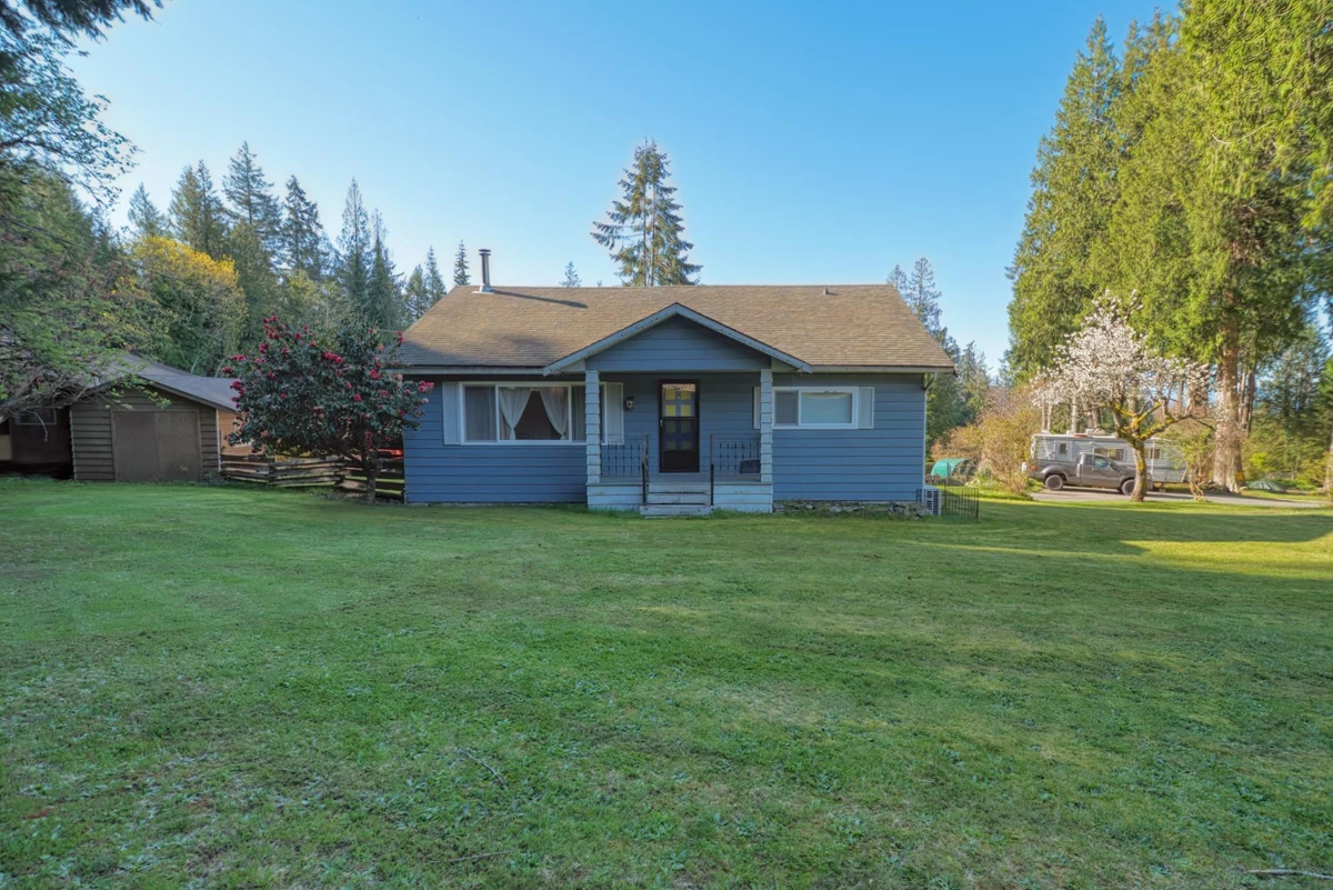 Family Room Photo of 1106 A & B Gladwin Trail Road, Roberts Creek, BC
