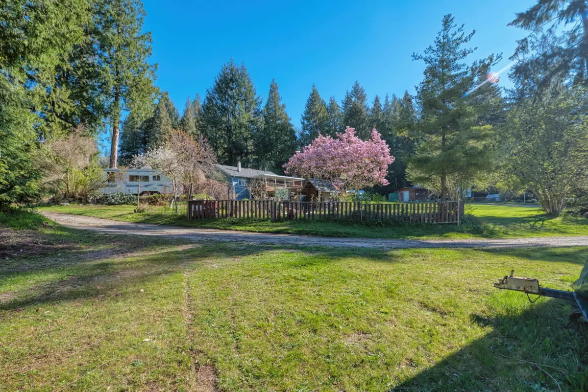 Guest Bathroom Photo of 1106 A & B Gladwin Trail Road, Roberts Creek, BC