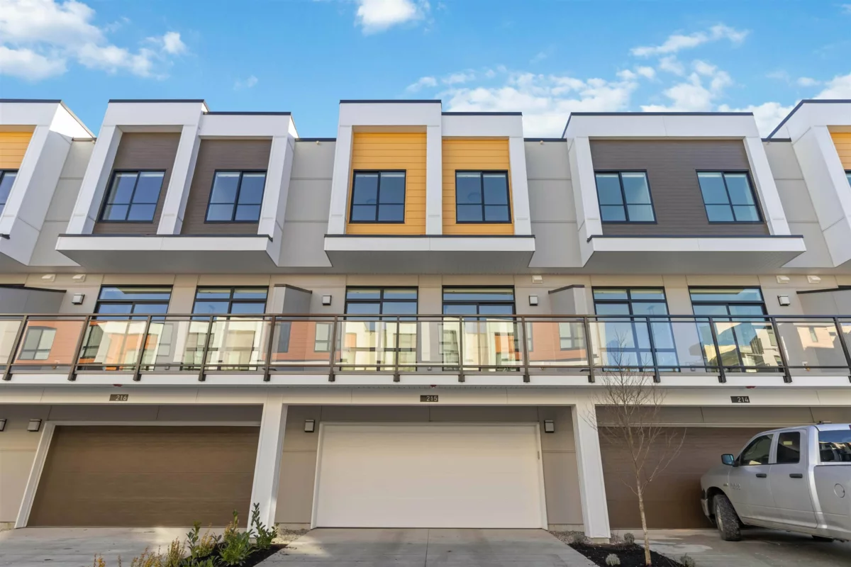 Front Yard Photo of 215 46150 Thomas Road, Chilliwack, BC