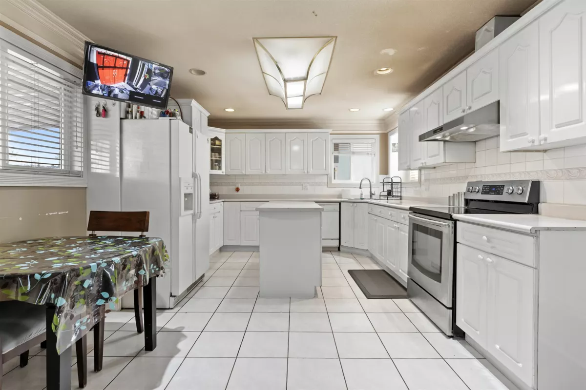 Kitchen Island Photo of 12865 63a Avenue, Surrey, BC