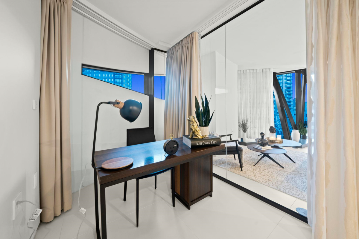 Hallway Photo of 703 1033 Nelson Street, Vancouver, BC