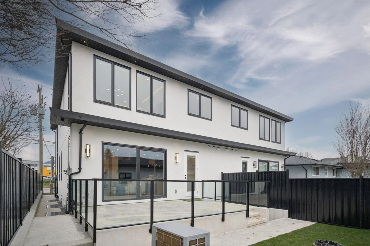 Front Yard Photo of 1 6362 Curtis Street, Burnaby, BC