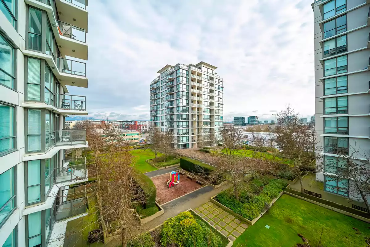 Swimming Pool Photo of 806 7555 Alderbridge Way, Richmond, BC